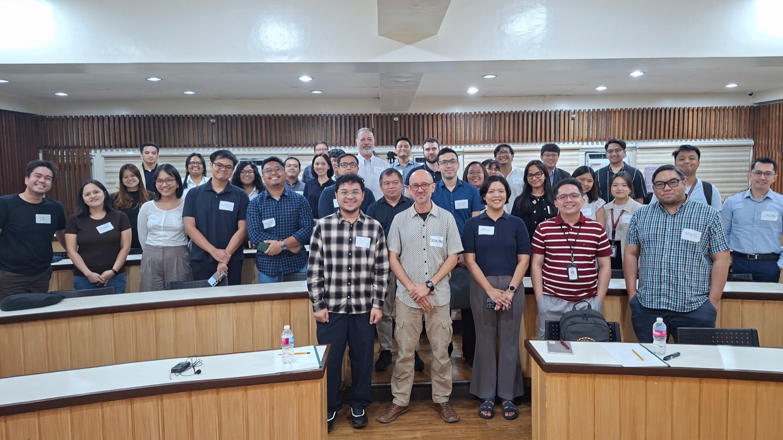 Attendees at the IDEA Metro Manila meet-up, gathered for a group photograph.